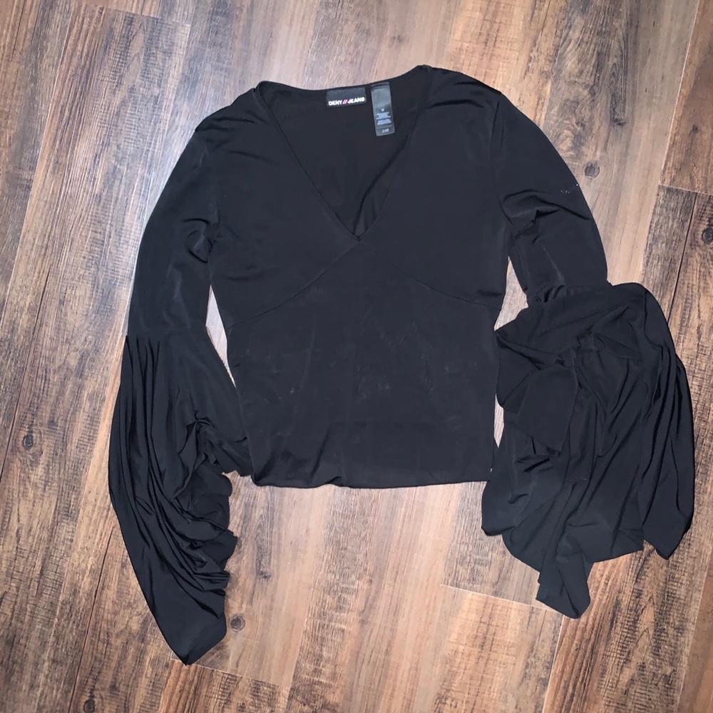 Retro early 00’s DKNY bellsleeve baby doll shirt.